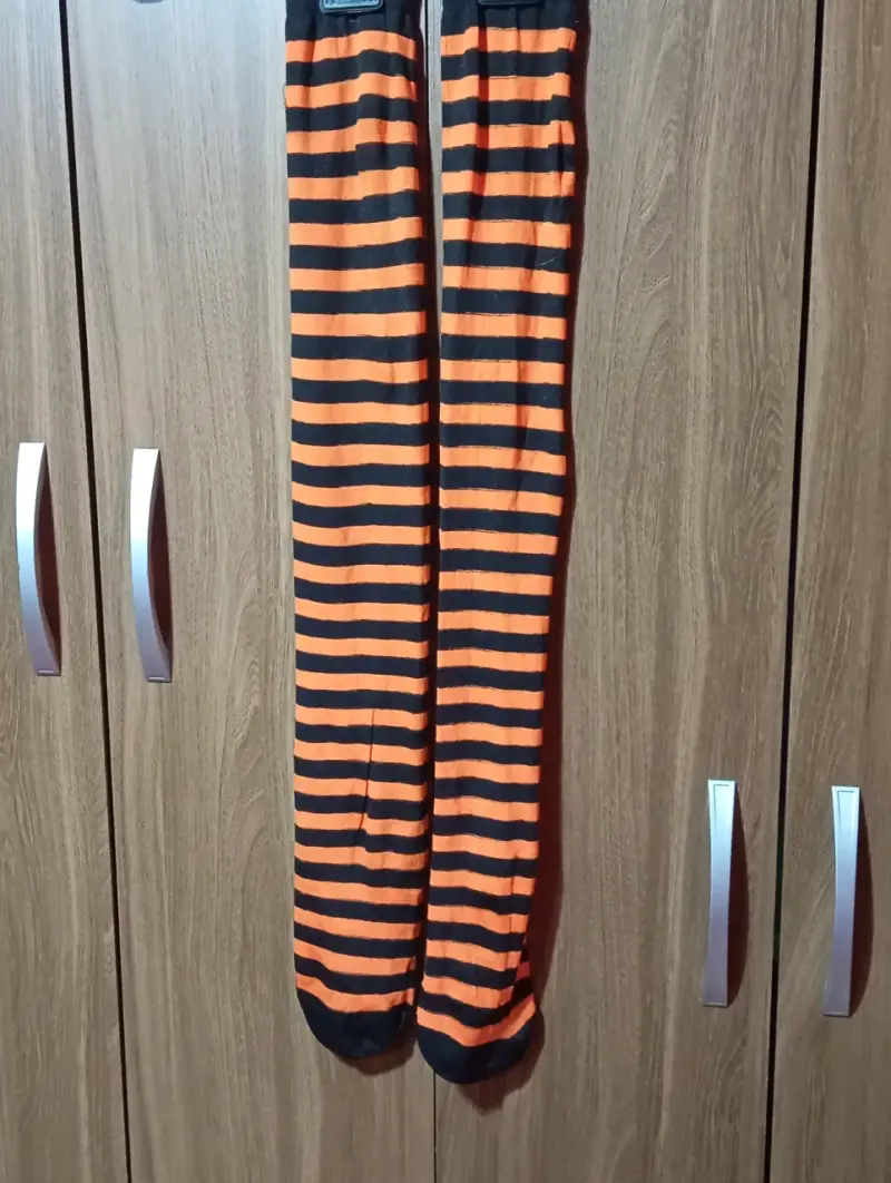 Medias rayadas naranja y negro