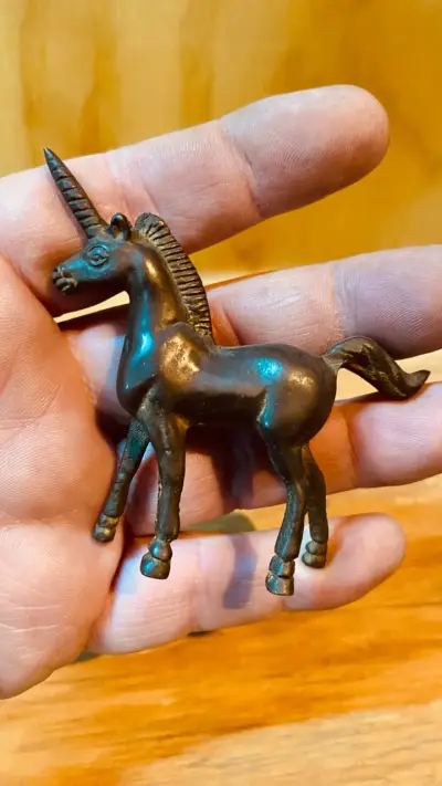 Figura de unicornio en bronce - miniatura 1