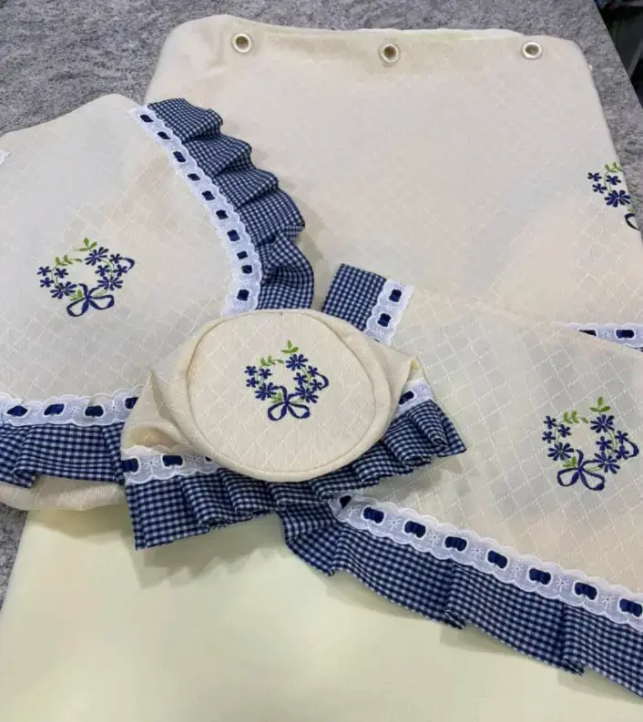 Juego de baño bordado con flores azules - 2