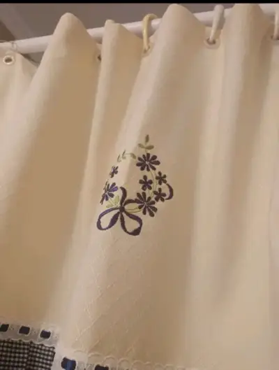 Juego de baño bordado con flores azules - miniatura 5