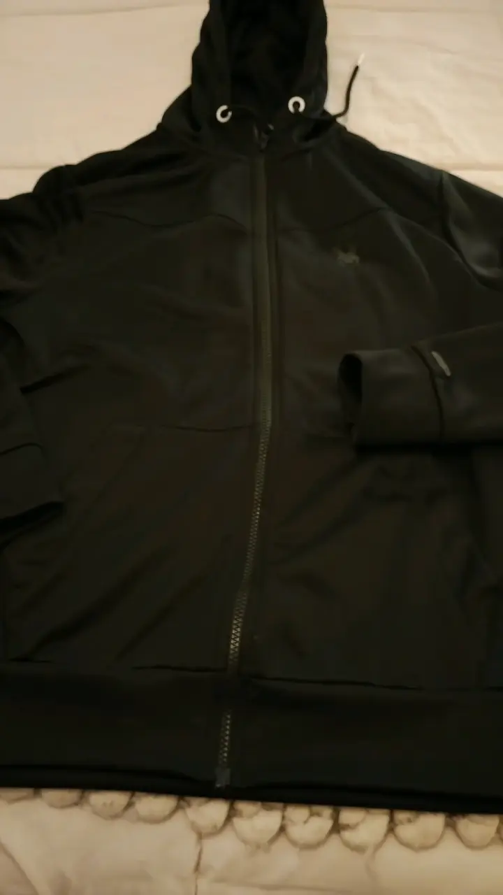 Chaqueta negra con capucha - 1