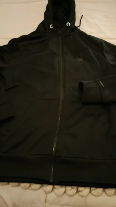 Chaqueta negra con capucha - miniatura 1