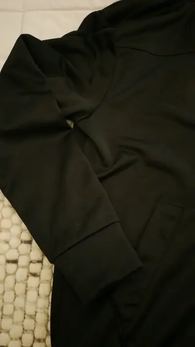 Chaqueta negra con capucha - miniatura 2