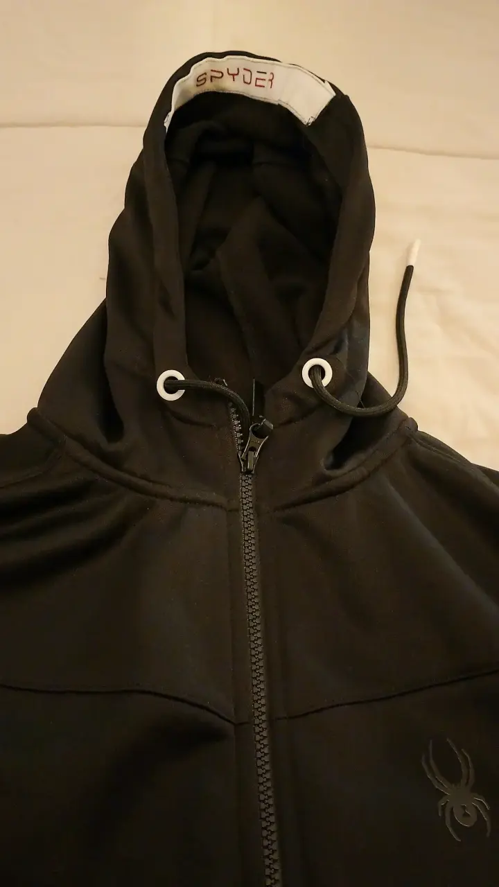 Chaqueta negra con capucha - 3