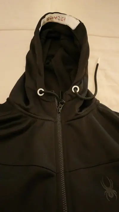 Chaqueta negra con capucha - miniatura 3