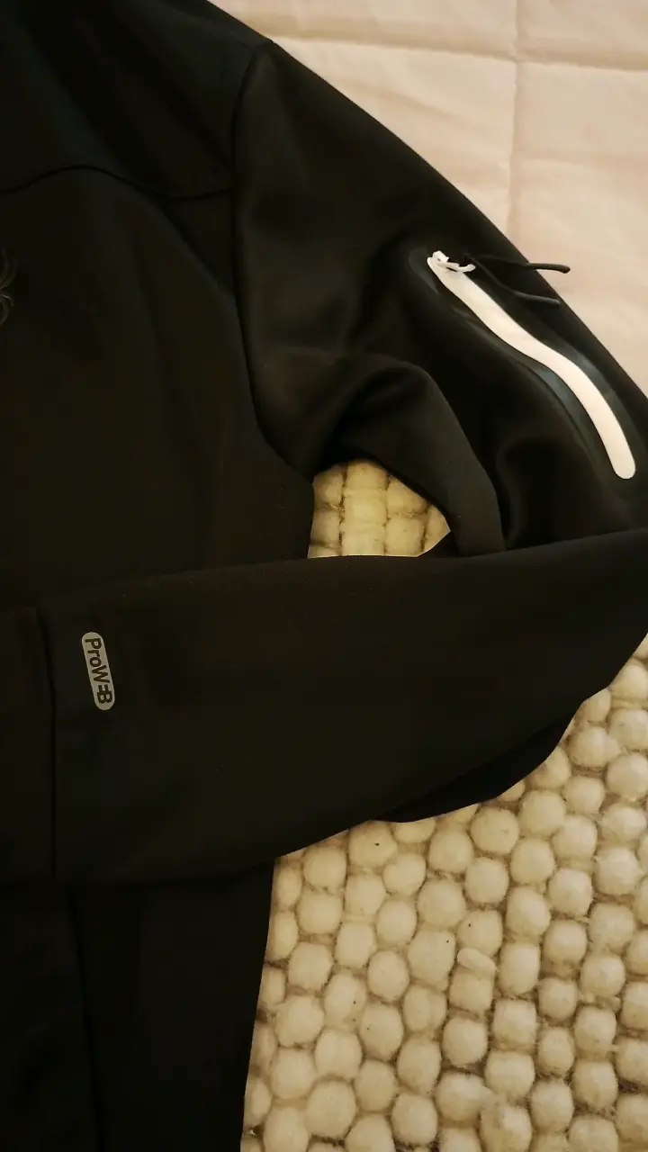 Chaqueta negra con capucha - 4