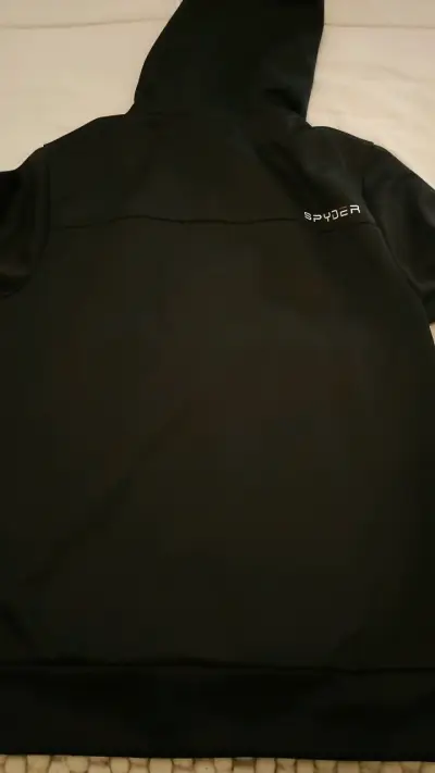 Chaqueta negra con capucha - miniatura 5