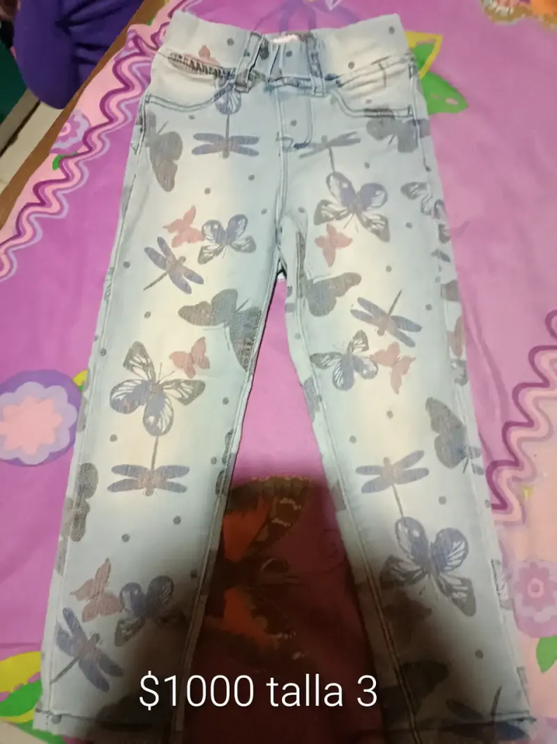 Jeans con estampado de mariposas