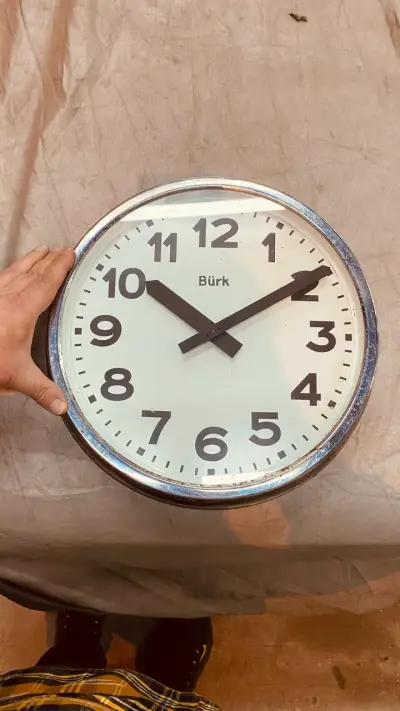 Reloj de pared metálico vintage - miniatura 1