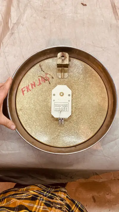 Reloj de pared metálico vintage - miniatura 2