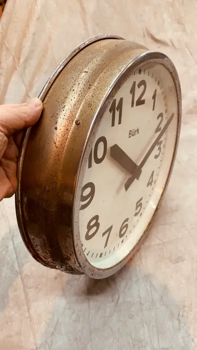 Reloj de pared metálico vintage - miniatura 4