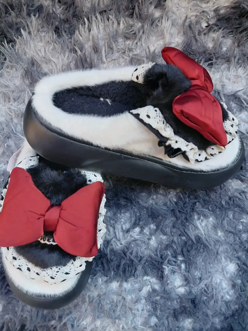 Pantuflas negras con moño rojo - 1