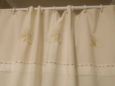 Cortina de baño beige bordada - miniatura 1