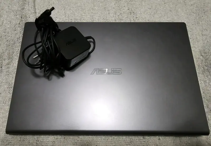 Notebook ASUS con cargador - 1