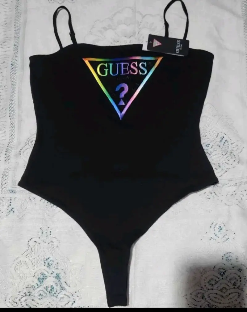 Body negro GUESS con logo multicolor talla M - 1