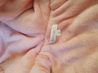 Abrigo rosado con puntos blancos - miniatura 4
