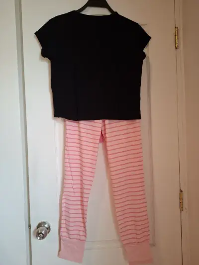 Pijama de mujer negro y rosado - miniatura 2