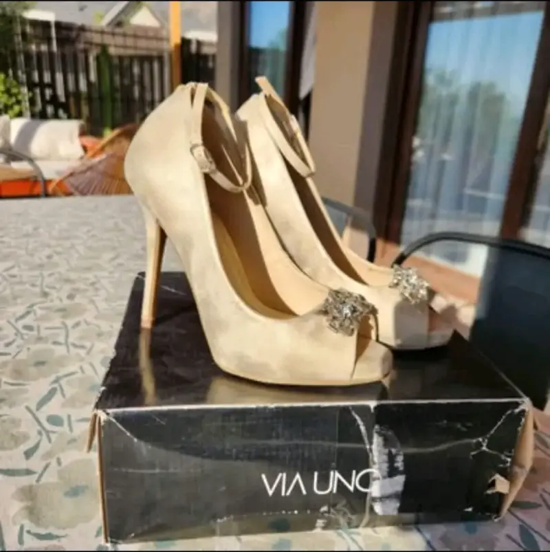 Tacones beige con adornos