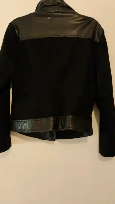 Chaqueta negra con detalles de cuero - miniatura 1