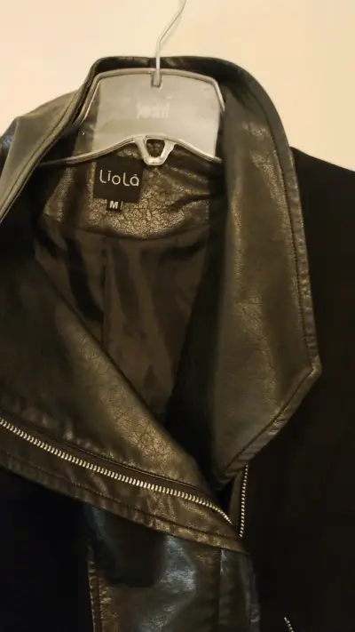 Chaqueta negra con detalles de cuero - miniatura 2