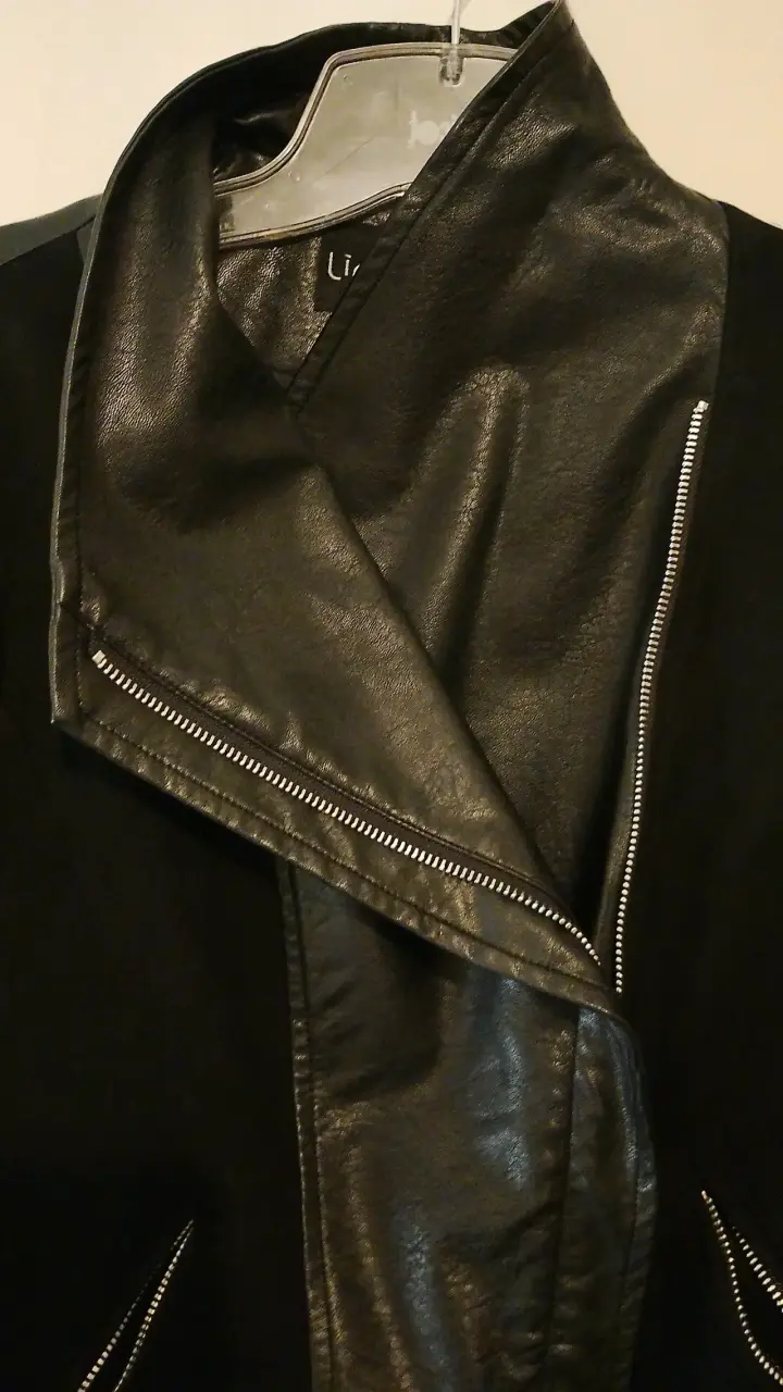 Chaqueta negra con detalles de cuero - 3