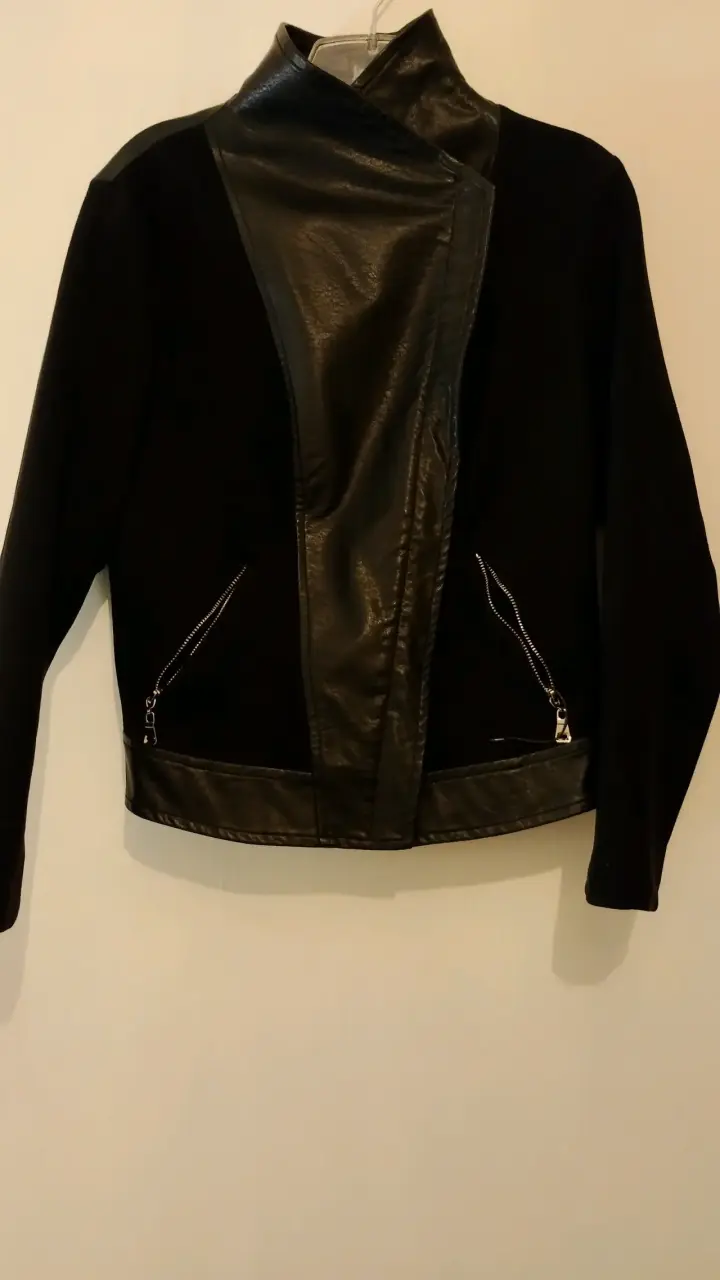 Chaqueta negra con detalles de cuero - 4