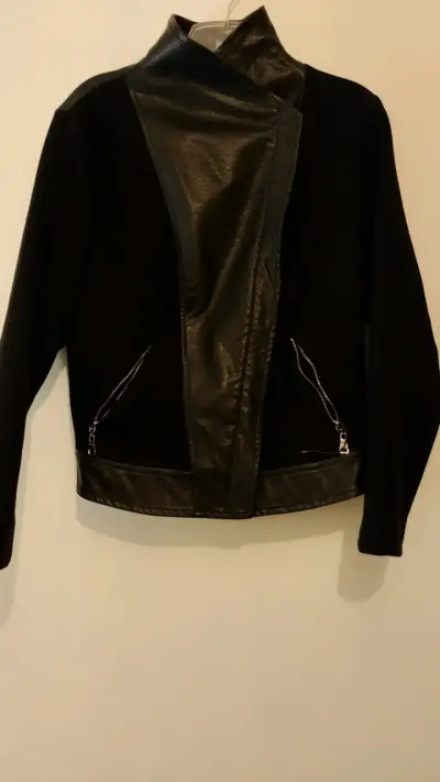 Chaqueta negra con detalles de cuero - miniatura 4