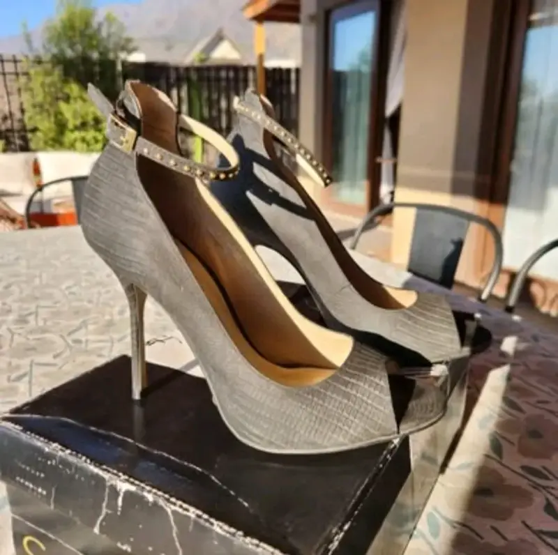 Tacones negro opaco con tachas