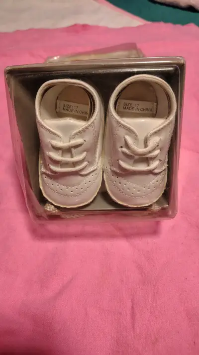 Zapatos de bebé blancos nuevos - miniatura 1