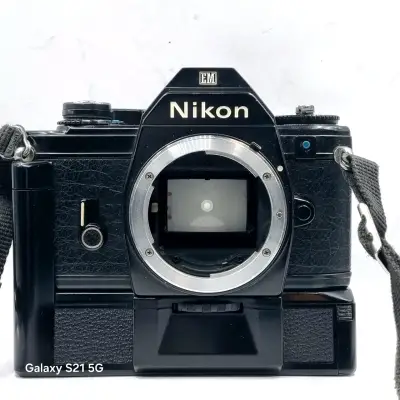 Cuerpo y motor Nikon EM manual con detalles - miniatura 1