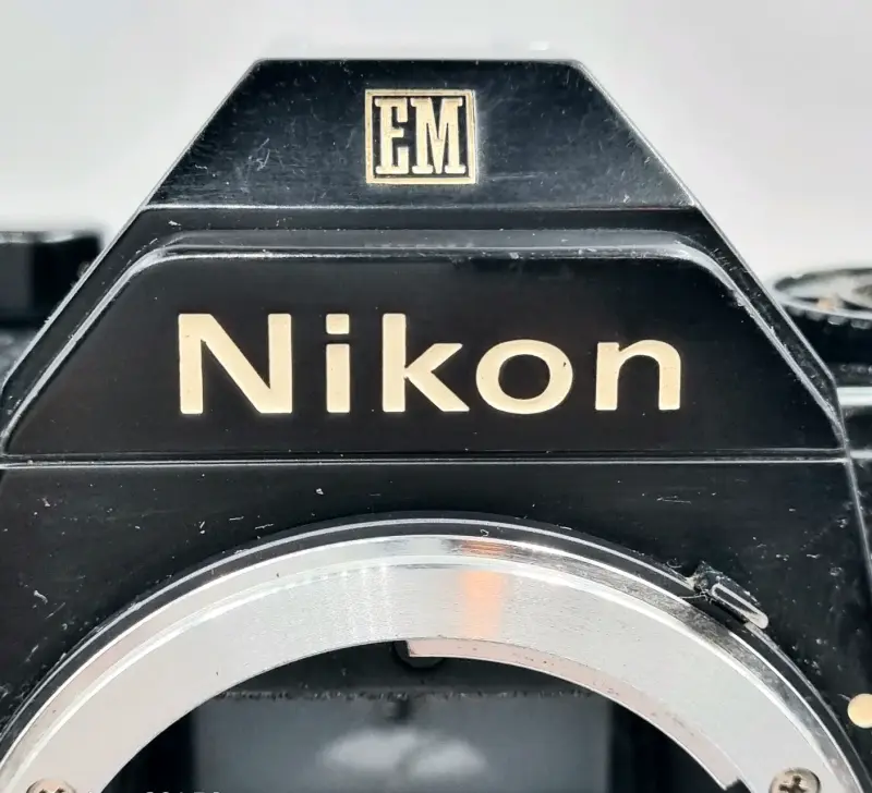 Cuerpo y motor Nikon EM manual con detalles - 3