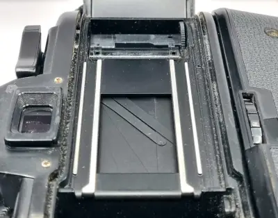 Cuerpo y motor Nikon EM manual con detalles - miniatura 4