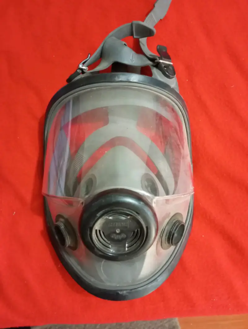 Máscara de gas con visera amplia