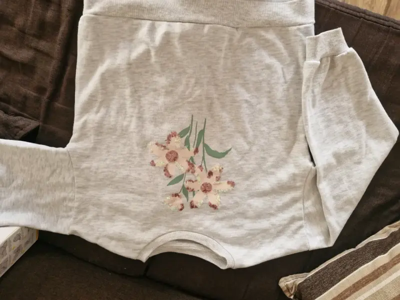 Polerón gris con diseño floral