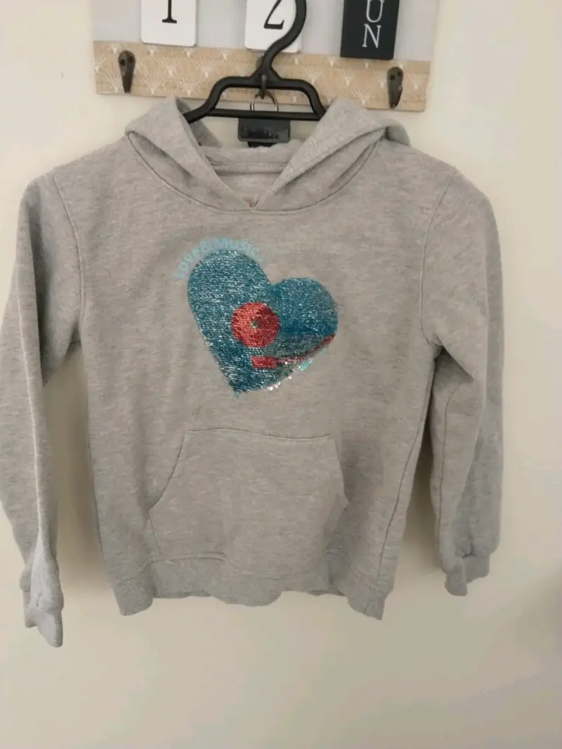Polerón gris con corazón azul - 2