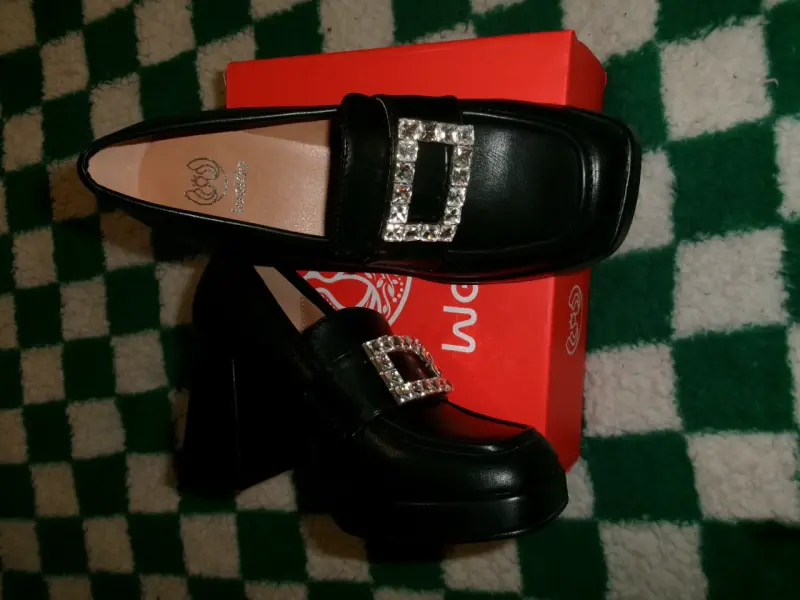 Zapatos negros con hebilla brillante - 1
