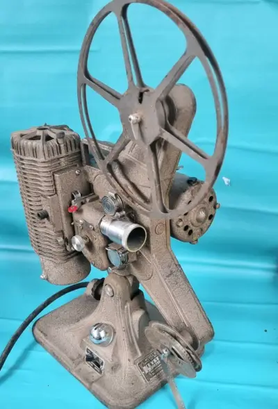 Proyector de cine vintage - miniatura 2