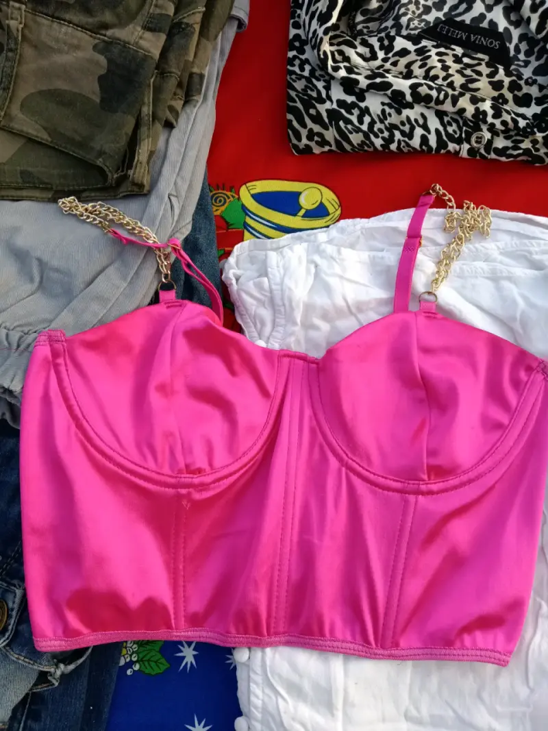 Top fucsia con cadenas - 1