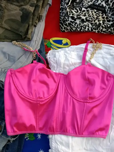 Top fucsia con cadenas - miniatura 1
