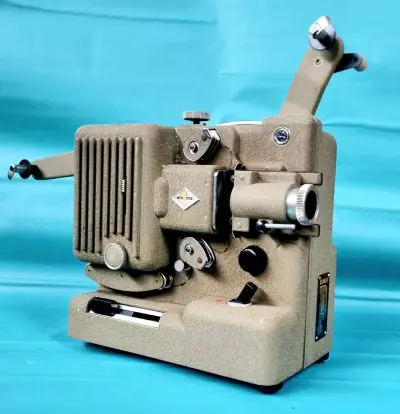 Proyector de cine antiguo - miniatura 1