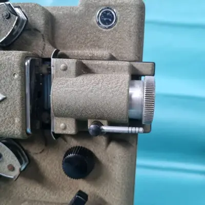 Proyector de cine antiguo - miniatura 6