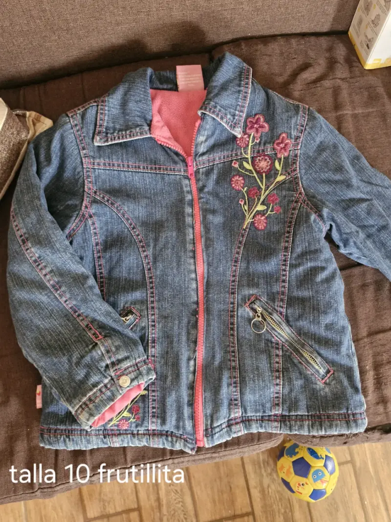 Chaqueta de mezclilla con flores