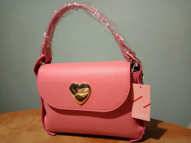 Cartera rosa con detalle de corazón - 1