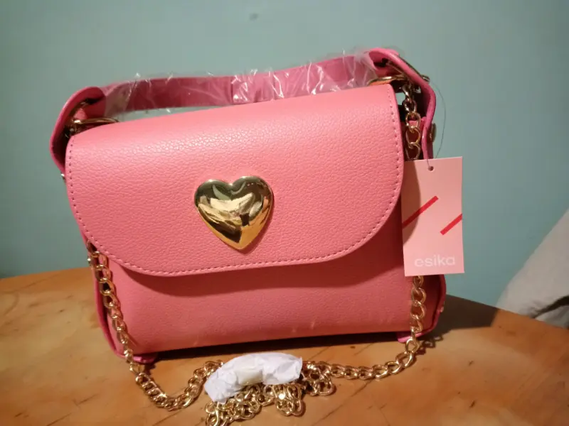 Cartera rosa con detalle de corazón - 2