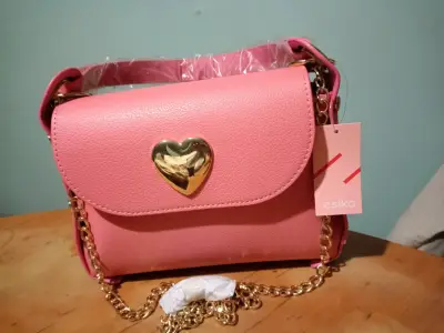 Cartera rosa con detalle de corazón - miniatura 2