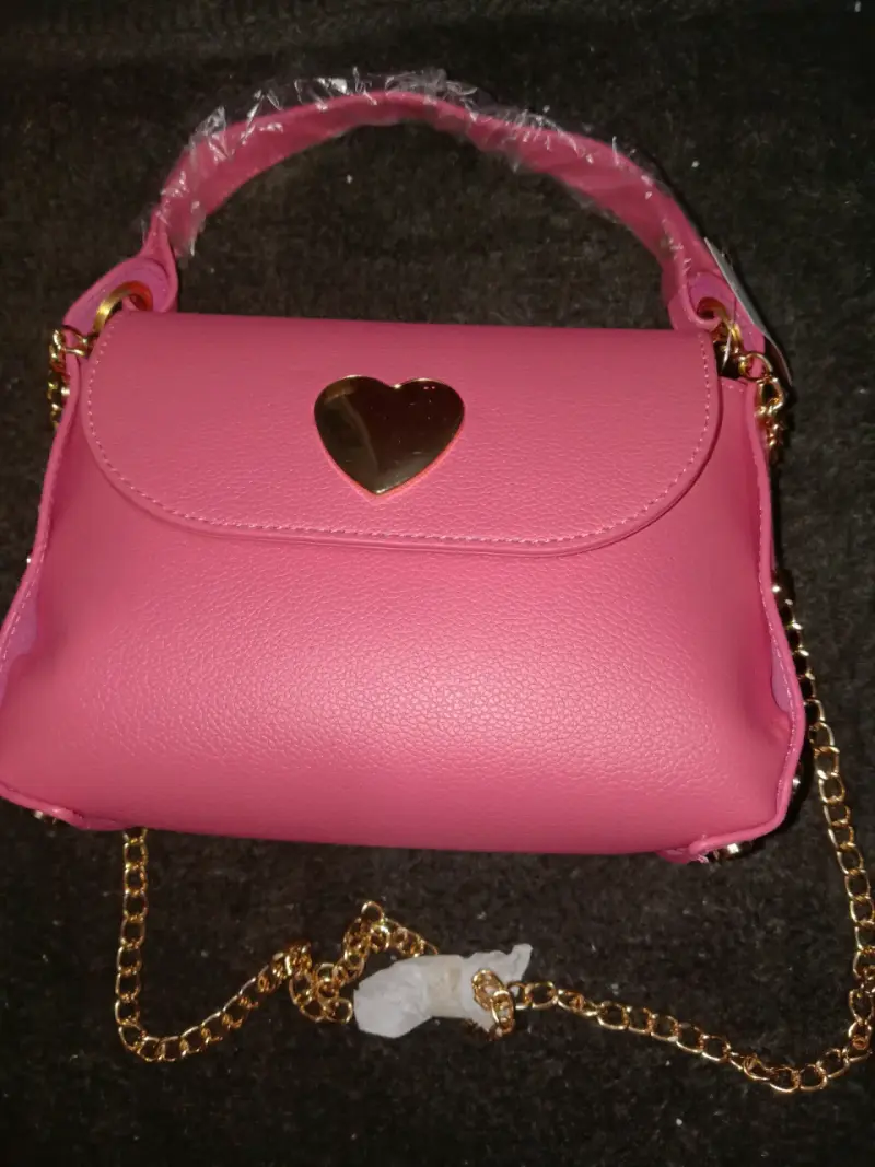 Cartera rosa con detalle de corazón - 3