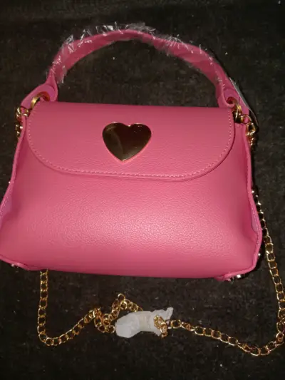 Cartera rosa con detalle de corazón - miniatura 3