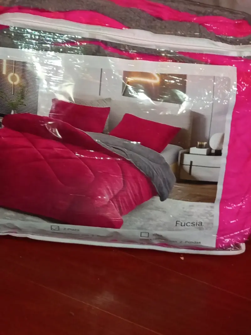 Cobertor fucsia con fundas de almohadas