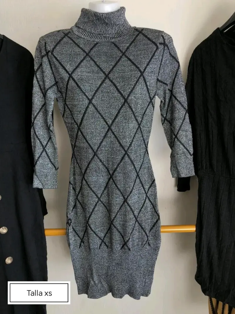 Vestido gris tejido cuello alto - 1