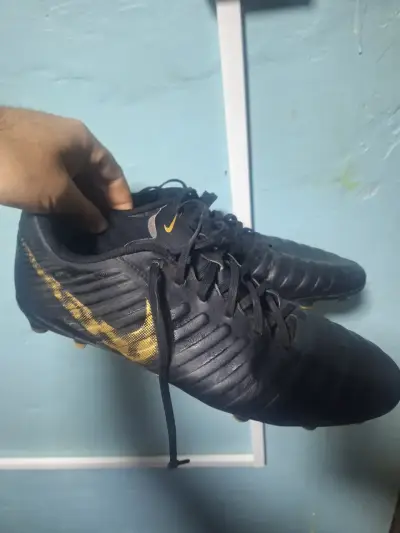 Botines Nike  fútbol Negro con logo dorado - miniatura 1